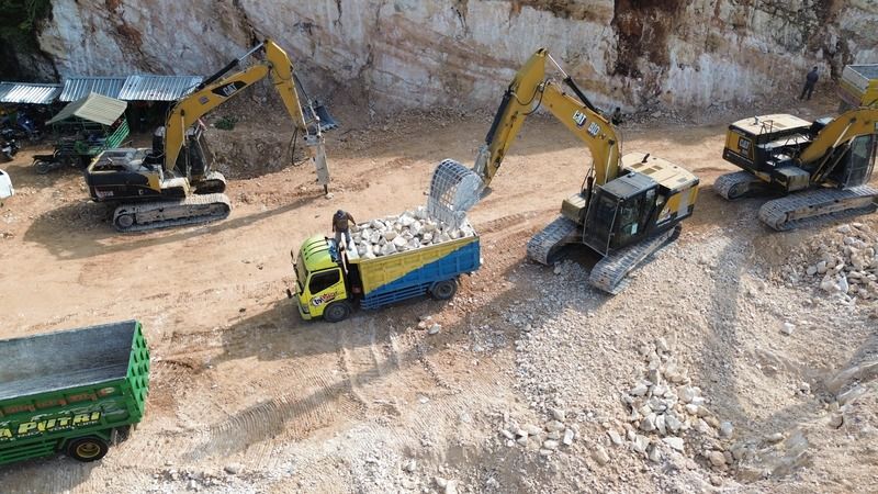 excavator-truck-bio-alam-indonesia-persada